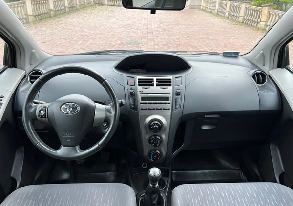 Toyota Yaris cena 15500 przebieg: 126000, rok produkcji 2009 z Pobiedziska małe 497